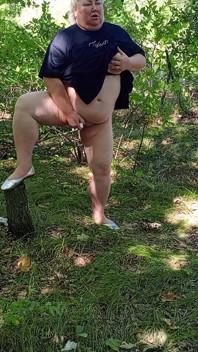 Stiefmoeder in het park masturbeert haar poesje tot een krachtige spuit