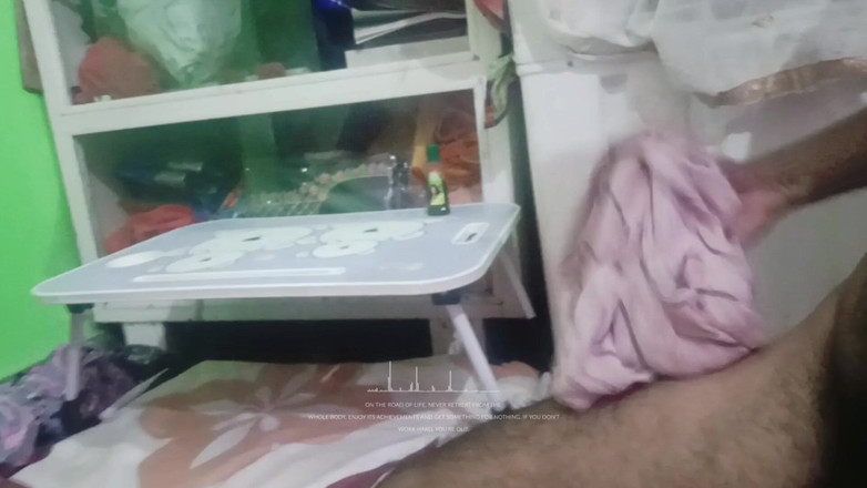 Poojakabir: 誰も家にいないとき、彼は独房を別の部屋に持って行き、彼をファックした