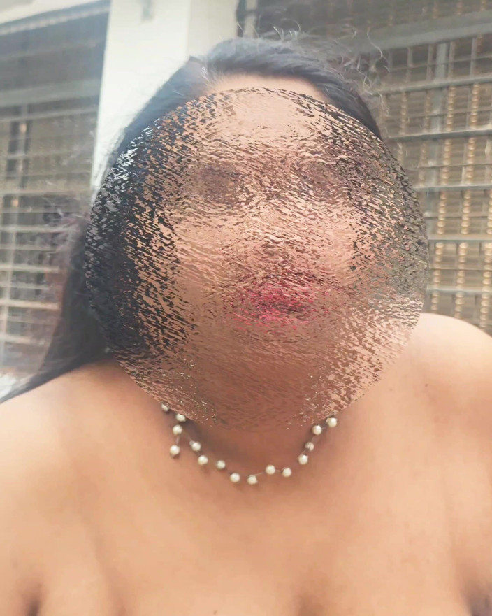 Anne Ipe: Femme indienne nue devant Camer, desi nudiste