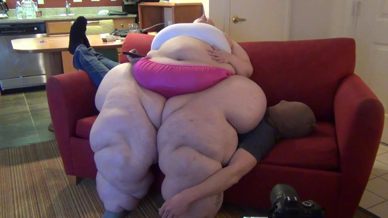 Full Weight Productions: Bobbi Jo раздалбирует его в диван