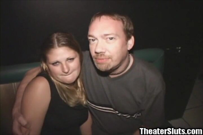 Theater Sluts: Teen bị xích dây núm vú nóng bỏng gangfuck thổi...