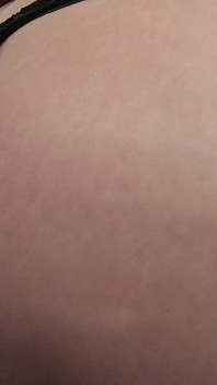 Ragazza sissy fortunata che gode di un grosso cazzo nero nel culo