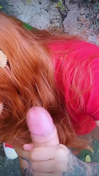 Cantik berambut merah tanpa halangan menghisap dan mendapat di mulutnya