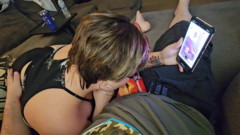 Funhousewife69: Pijpbeurt op de bank veranderde in neuken ik hou ervan