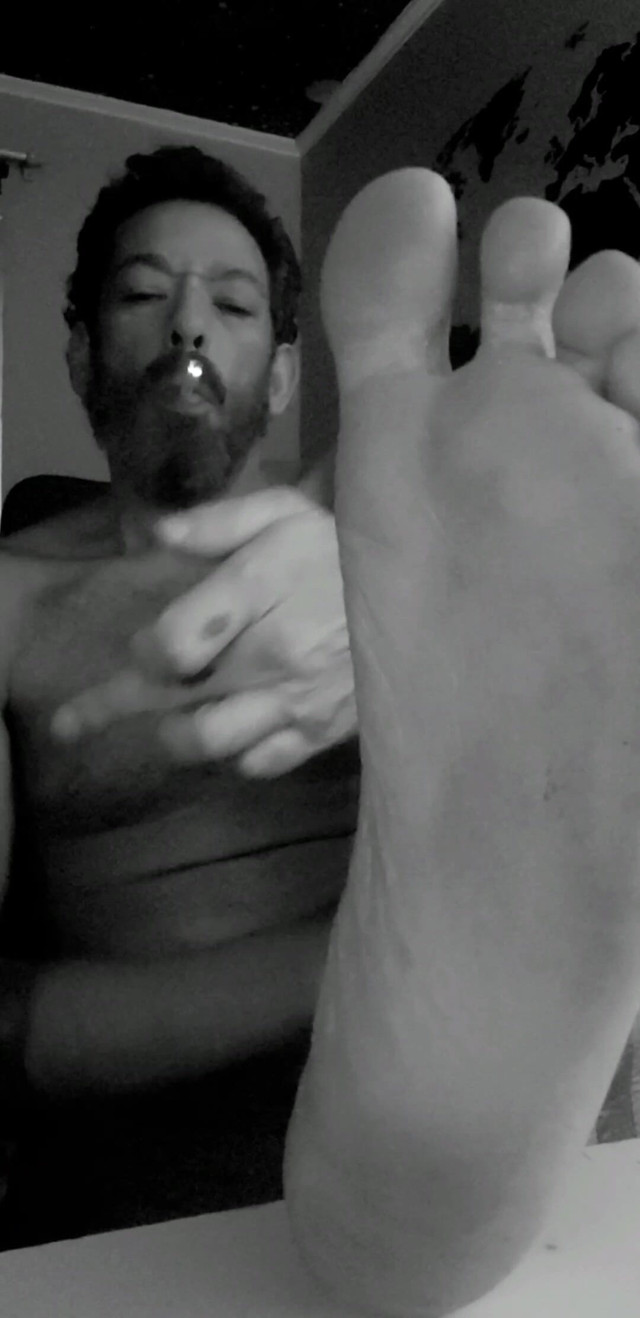 Big Feet Smoking (Alpha beto cashmaster)