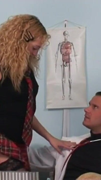 El doctor tiene que probar a la nueva enfermera y esta rubia se la follan para ser contratada