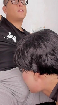 Ken Vlastní Tomasovu Hruď Na Strip Chatu