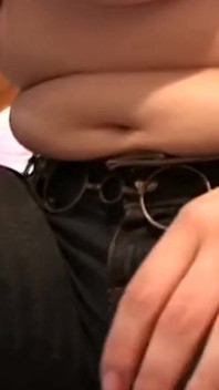 Trata de respirar a través de mi nena sexy de jeans - dominación lésbica sentando en la cara