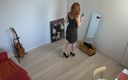 Milfs and Teens: Rudowłosa milf w czarnej spódnicy bierze seksowne selfie przed lustrem