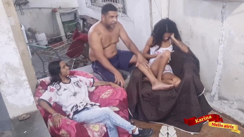 Karinamello: Un Anciano Consigue Tener Relaciones Sexuales Con Sus Dos Hijastras...
