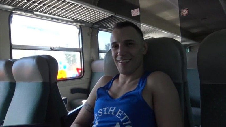 Gaybareback: Прямий араб відсмоктав у поїзді