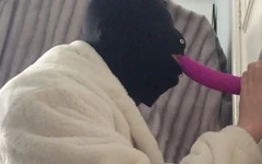 Yeni beyaz sahte kürk mantomla oral seks.