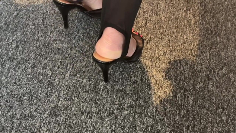 Mr MF: Mme Pieds Matures Avec Des Collants D’étrier Sexy 511