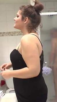 Traviesa joven gordita morena en lencería obtiene doble penetración y crema en un gangbang