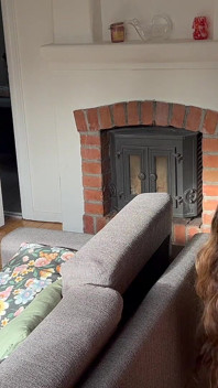 Heiße MILF Wird Gefickt, Während Sie Sich Über Dem Sofa Bückt