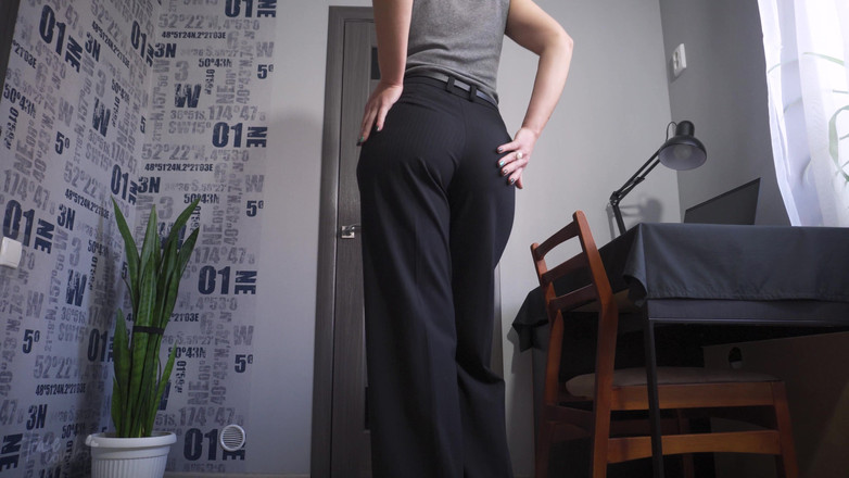 Teasecombo 4K: Sekretářka kalhoty příliš těsné, tak se roztrhají