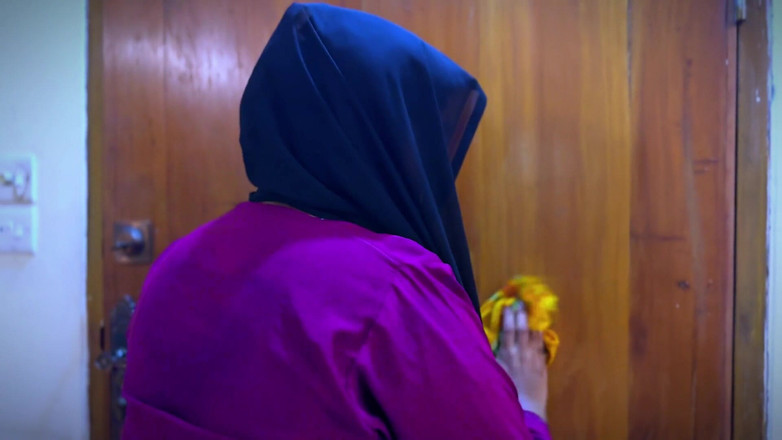 Aria Mia: Pembantu rumah panas Mesir yang bengkung berpantat besar tersangkut di...