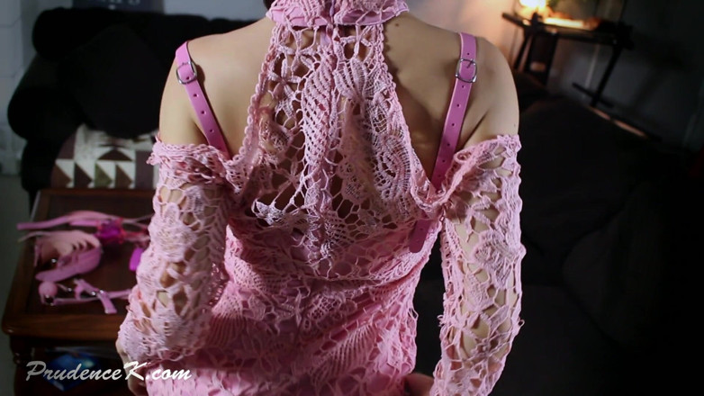 Prudence K Hairy & Shaving Fetish: Strip &amp;play: fjärilvibrator bunden flera orgasmer hirsute rosa läder bondage sele