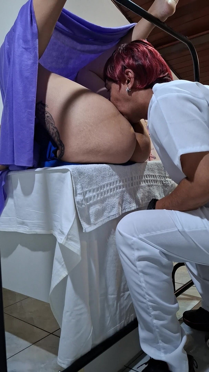 Gabi SweetCouplesStories: 妇科检查以患者的高潮和医生的射液结束。