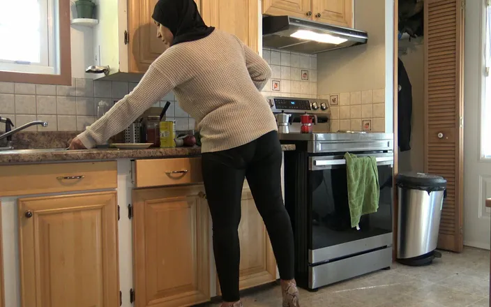 Souzan Halabi: Arab Iraqi Wife Has Doggystyle Anal in the Kitchen