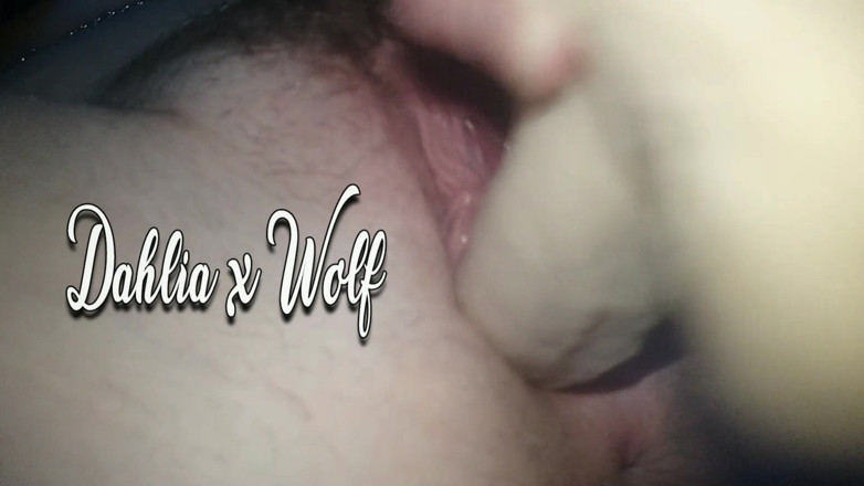 Dahlia Wolf: Stor klitoris fitta stretching