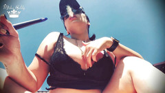 Goddess Misha Goldy: Velká prsa škádlí a kouří s kachní tváří na vás venku