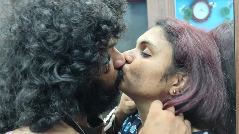 Vaigavarun45: ナイティで唇をロックした首のキス