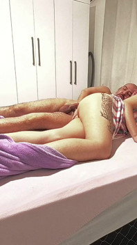 Mój ojczym odwiedza mnie w nocy, aby spust w mojej małej cipce