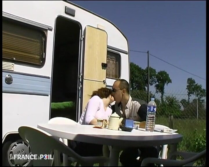 French Family Secrets: Pelacur muda berambut merah berjalan di hutan dan suka disetubuhi...