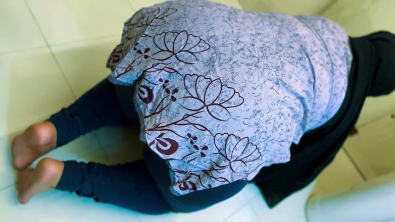 Aria Mia: Ägyptisches heißes bBW-zimmermädchen steckt unter dem bett und ich masturbiere,...