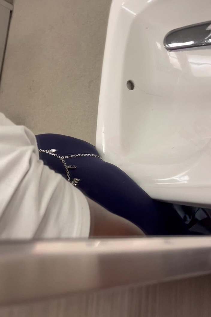 Anye Meshell: Pizdă cu pișare