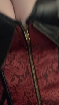 Usikan korset merah dan hitam