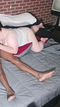 La baveuse Lynn trouve une bonne bite à sucer une grosse bite noire est la meilleure chose à lécher