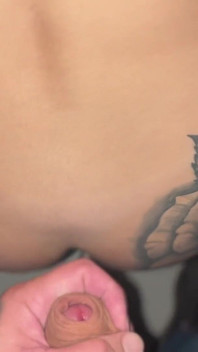 Paroháč mého přítele mě přinutil sát cizince ve gloryhole a pak mě ošukal