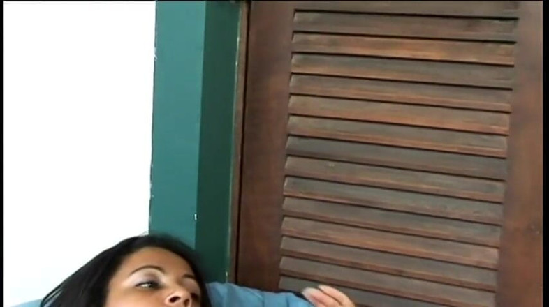 Latina Bang: Kondomovaný bílý chlápek naráže latinskoamerickou kočičku na velmi chlupatou mrdku...