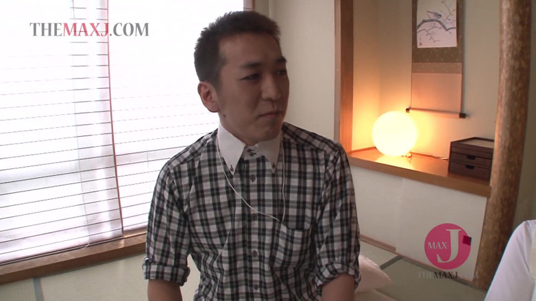 Asian happy ending: Sexy babe in uniform geeft instructies hoe ze een meid...