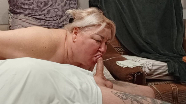 Zona901: La vicina ama prendere il cazzo in gola e ingoiare...