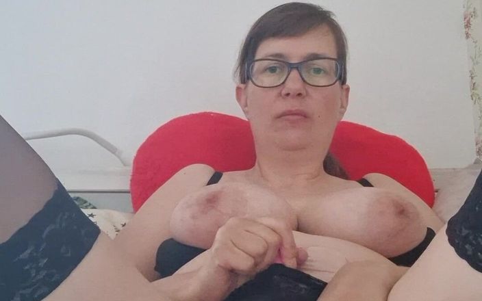 QueenJoo: Masturbatie en een orgasme van een milf in zwarte lingerie