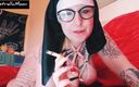 EstrellaSteam: 담배를 피우는 문신을 한 수녀