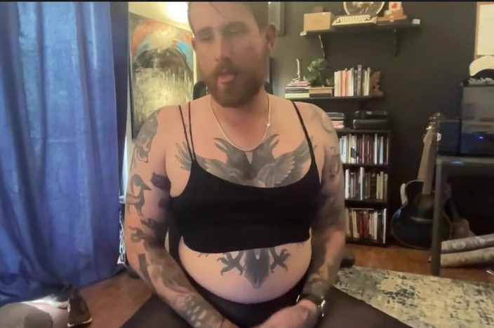 Dirtytrisha: Xé quần tất và đi tiểu