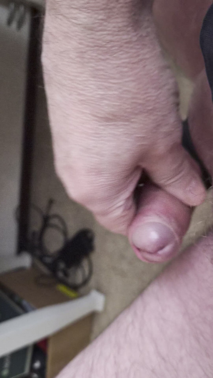 Pellefnatt: Prietenul meu stă pe un scaun și își masturbează penisul în timp ce...