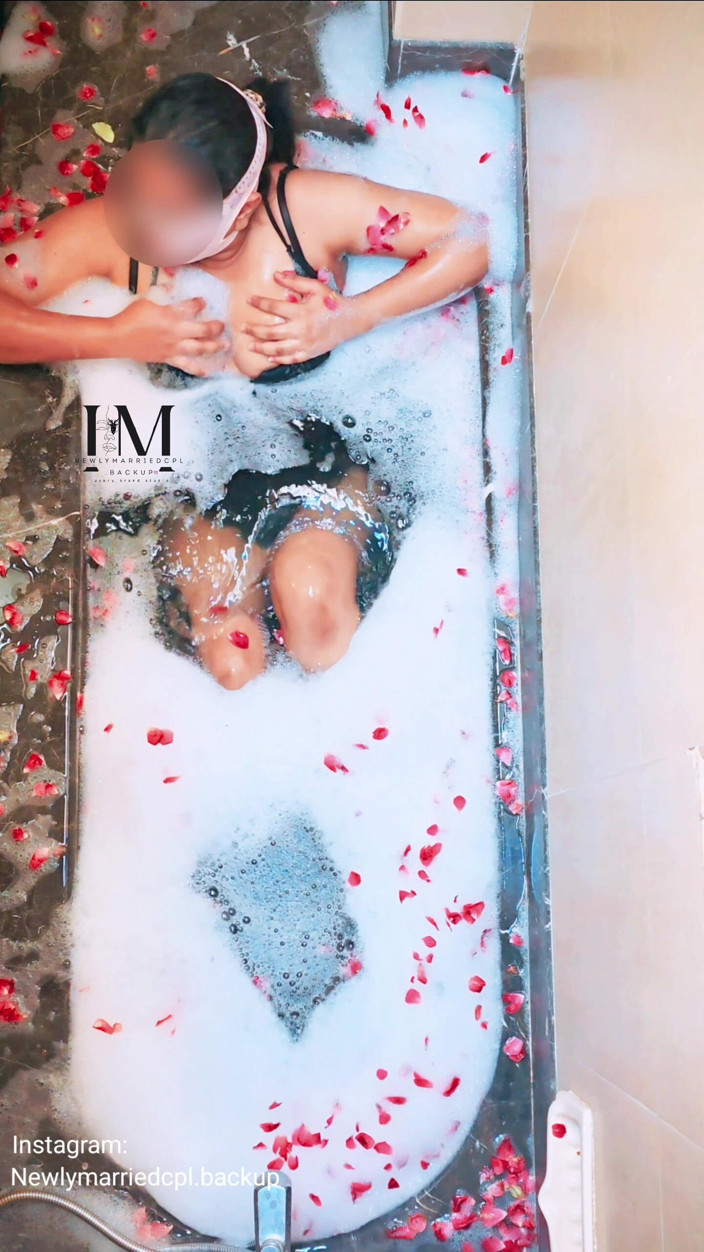 Newlymarriedcouple0: Heiße ehefrau mit fremdem in der badewanne