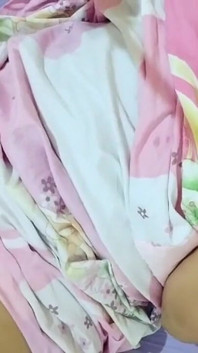 สาวเสือกตื่นขึ้นมากอดอกตัวเองแล้วรู้ตัวว่าเงี่ยนมาก