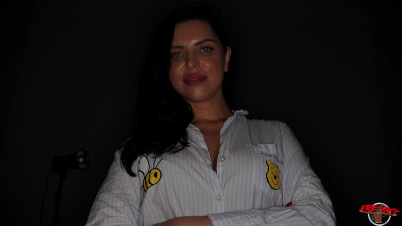 Freaky T: Mamă sexy țâțoasă Kira Queen se descurcă cu un ciudat