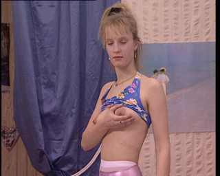 YOUR FIRST PORN: Schuchterne Nina Macht Pipi - 수줍은 Nina Pees