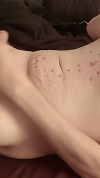 Cera de vela caliente en mi cuerpo y polla mientras me corro