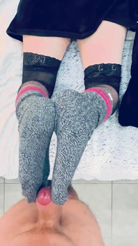 Ein Unwiderstehliches Outfit: Sportliche Socken Und Netzstrümpfe