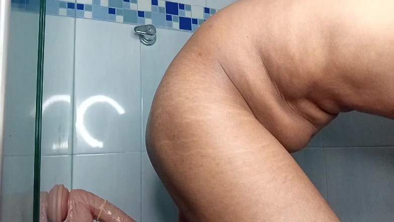 Un Loquito Mas: 你为什么不想进去？是在和我一起洗澡还是在我体内？侧面视图