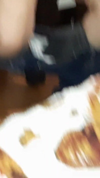 Ik en mijn hete stiefmoeder masturberen als we alleen thuis zijn