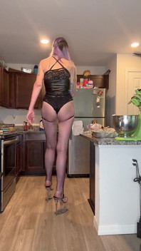 73 La gigantessa cucina in una piccola cucina
